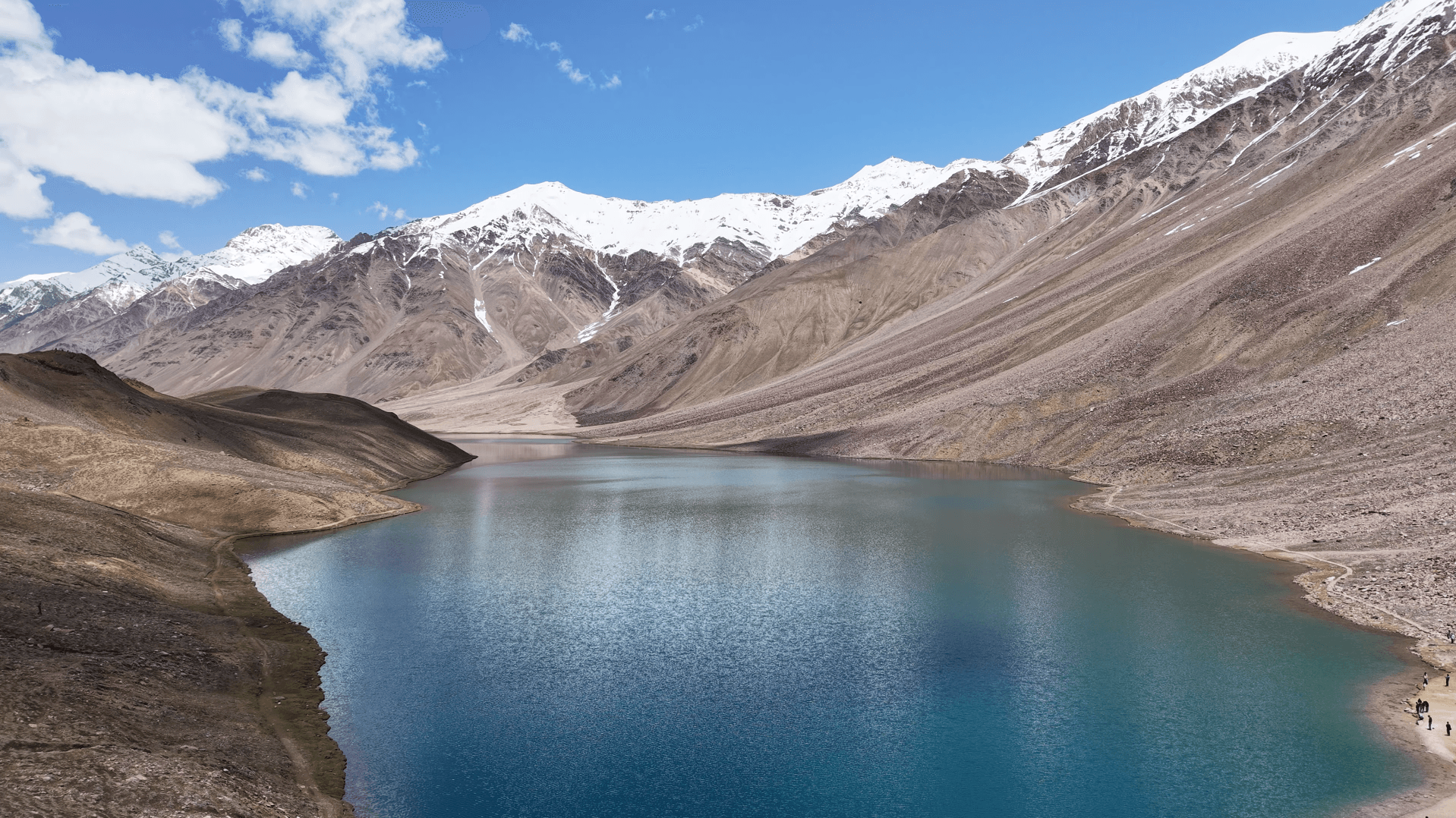 a clear water lake in the arid mountaineous area