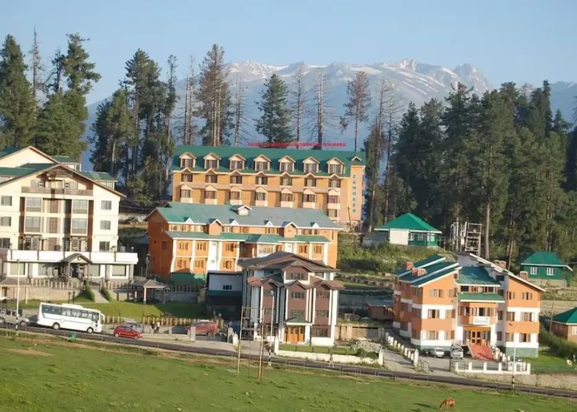 Hotel Zahgeer, Gulmarg — Diamond tier stay